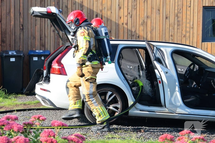 Hybride auto in brand door accupakket