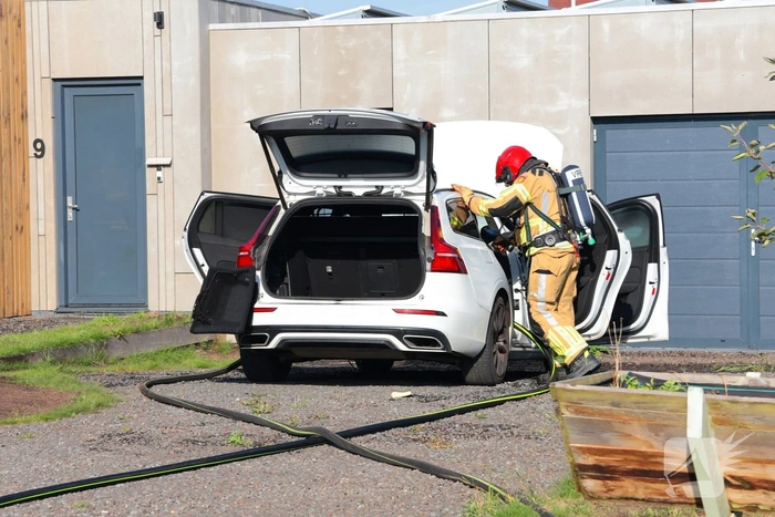 Hybride auto in brand door accupakket