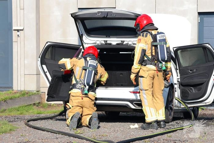 Hybride auto in brand door accupakket