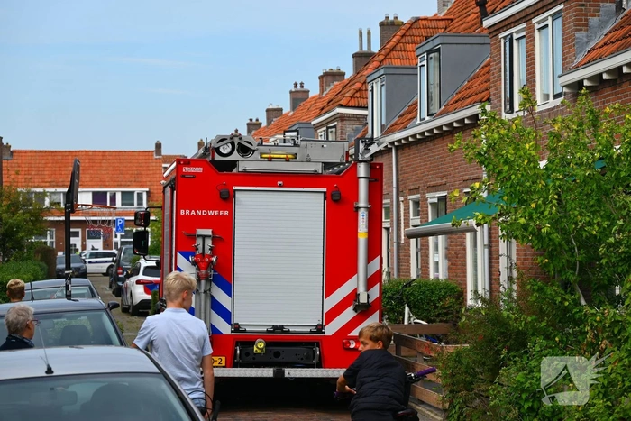 Brandweer blust brand tussen schutting en schuur