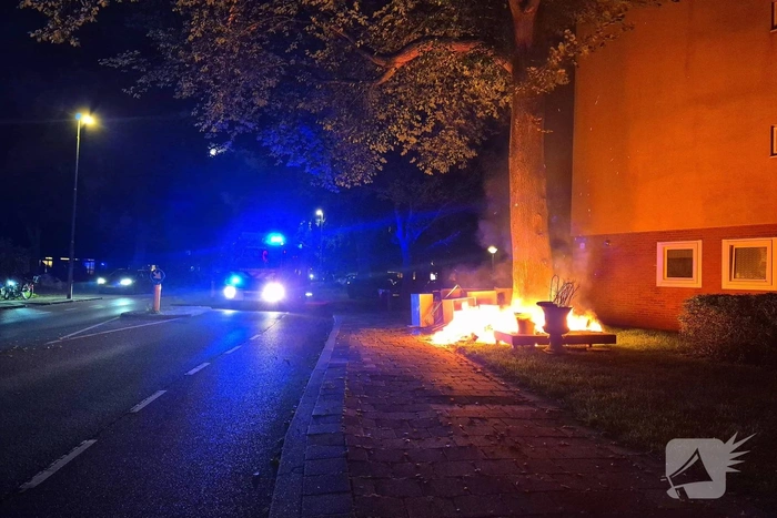 Brandweer blust brandende hoop grofvuil