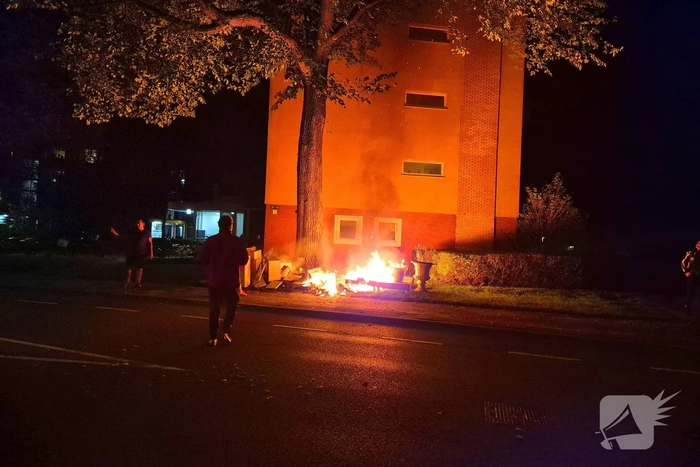 Brandweer blust brandende hoop grofvuil