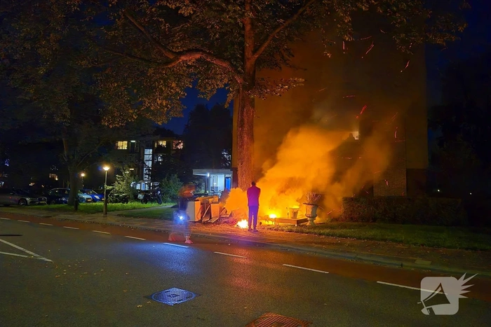 Brandweer blust brandende hoop grofvuil