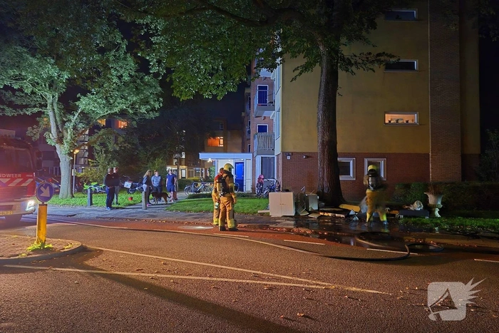 Brandweer blust brandende hoop grofvuil