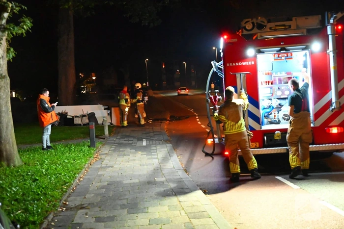 Brandweer blust brandende hoop grofvuil