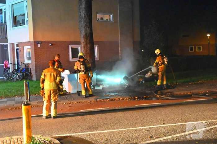Brandweer blust brandende hoop grofvuil