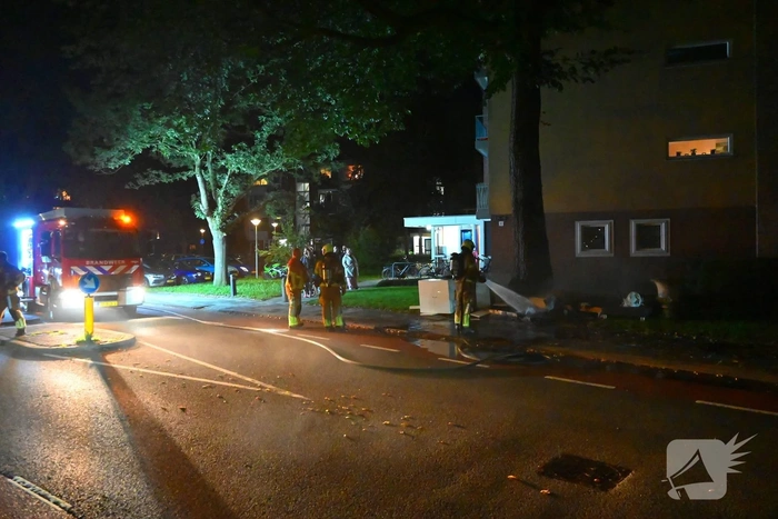 Brandweer blust brandende hoop grofvuil
