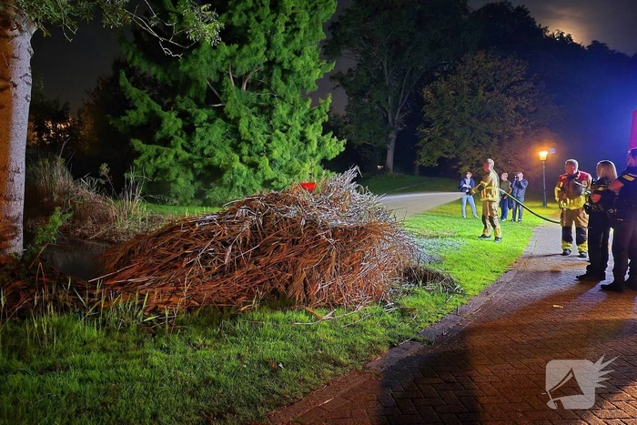 Brandende takken snel geblust