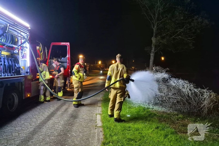 Brandende takken snel geblust