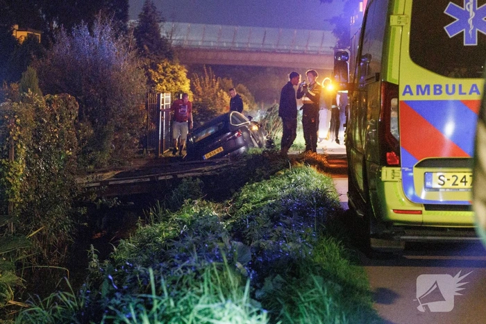 Auto belandt in sloot na ongeval