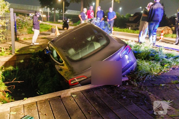 Auto belandt in sloot na ongeval