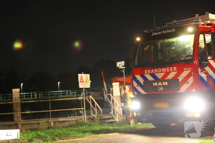 Brandweer ingeschakeld voor mogelijk zinkende boot