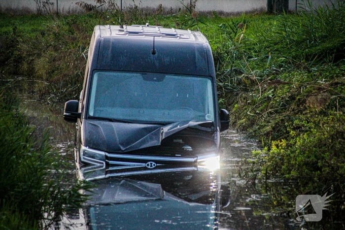 Bestelbus verliest controle en belandt in water