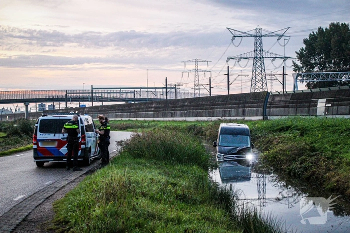 Bestelbus verliest controle en belandt in water
