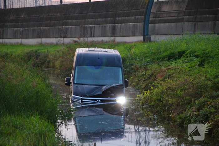 Bestelbus verliest controle en belandt in water