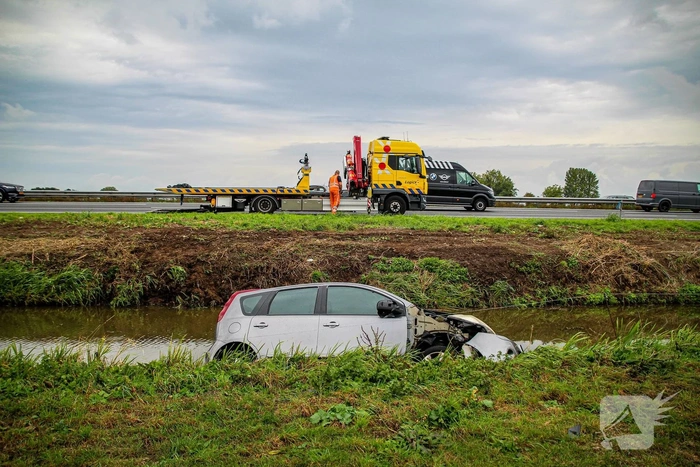 Voertuig te water na ongeval op snelweg