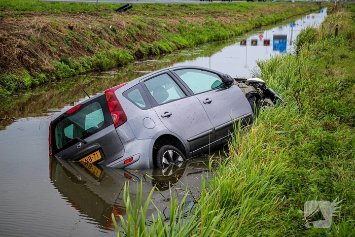Voertuig te water na ongeval op snelweg