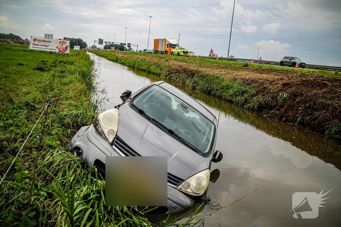 Voertuig te water na ongeval op snelweg
