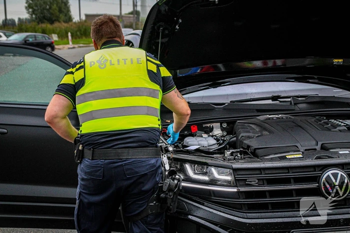 Politie haalt verdacht voertuig van snelweg
