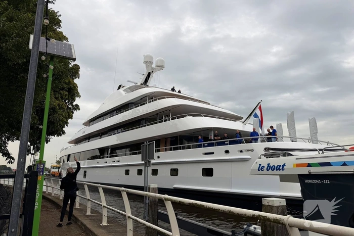 Groot jacht passeert Gouwe kanaal