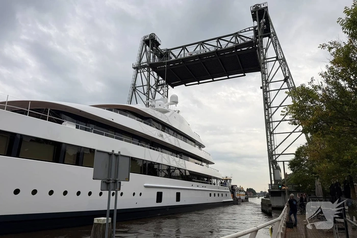 Groot jacht passeert Gouwe kanaal