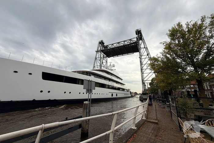 Groot jacht passeert Gouwe kanaal