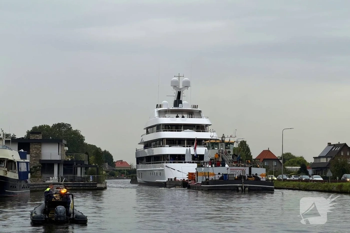 Groot jacht passeert Gouwe kanaal