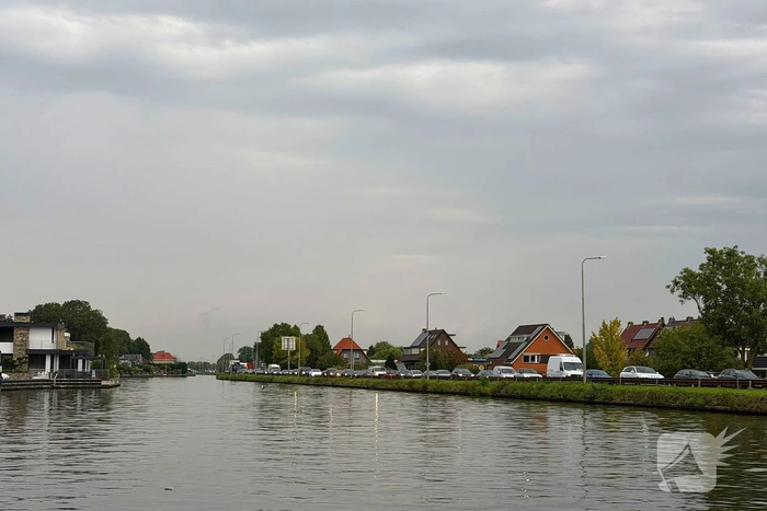Groot jacht passeert Gouwe kanaal