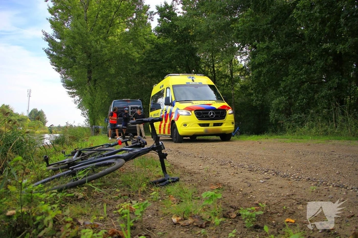 Wielrenner gewond bij botsing op zandweg