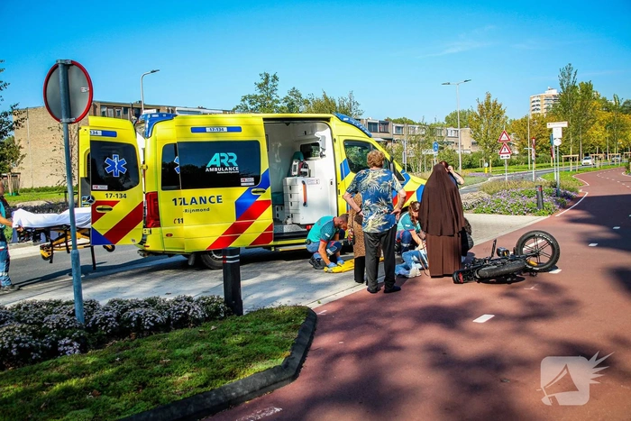 Aanrijding tussen auto en fatbikers met gewonde