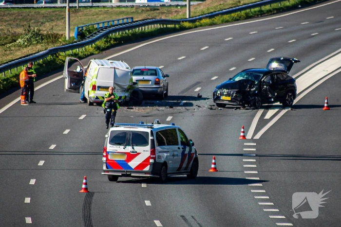 Zware aanrijding met drie voertuigen op snelweg