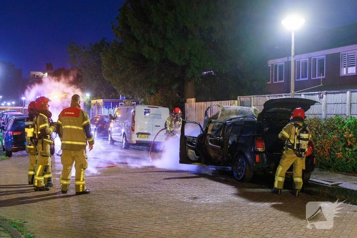 Felle autobrand in geparkeerde auto veroorzaakt schrik