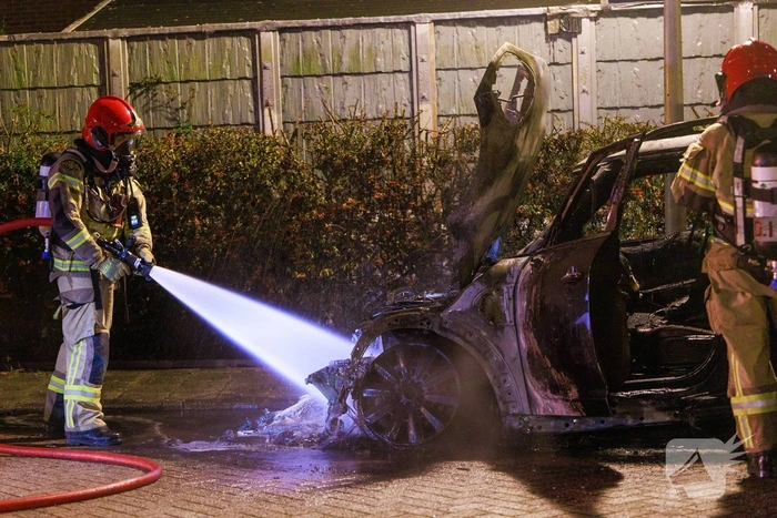 Felle autobrand in geparkeerde auto veroorzaakt schrik