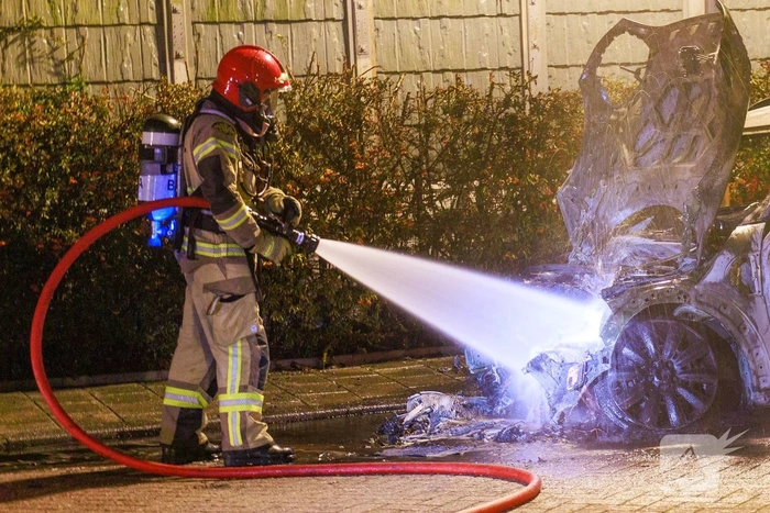 Felle autobrand in geparkeerde auto veroorzaakt schrik