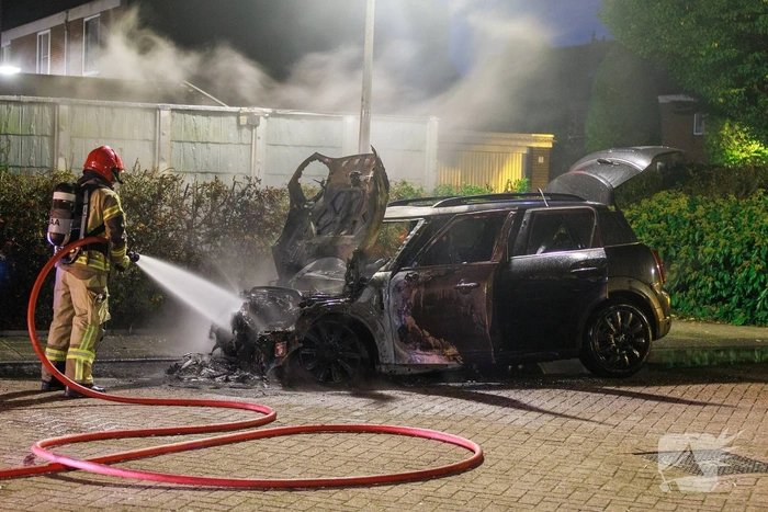 Felle autobrand in geparkeerde auto veroorzaakt schrik
