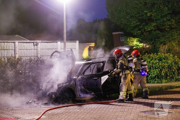 Felle autobrand in geparkeerde auto veroorzaakt schrik