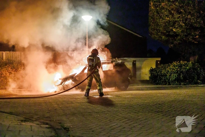 Felle autobrand in geparkeerde auto veroorzaakt schrik