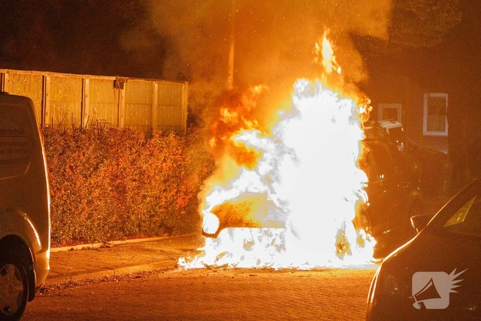 Felle autobrand in geparkeerde auto veroorzaakt schrik