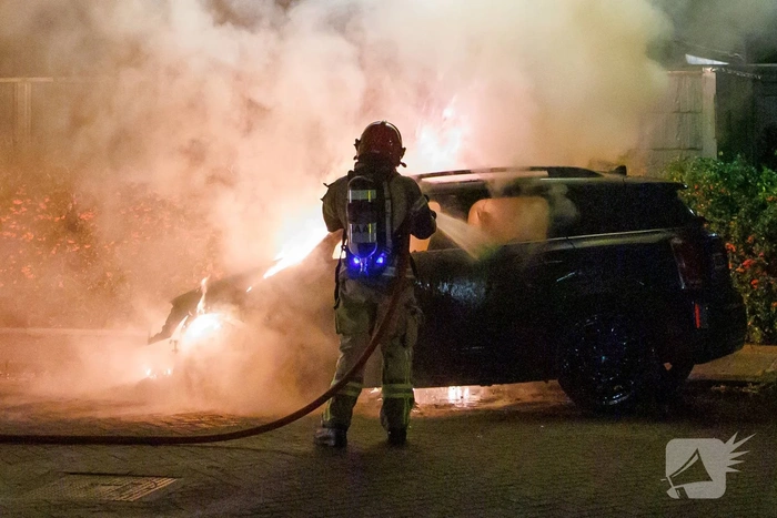 Felle autobrand in geparkeerde auto veroorzaakt schrik