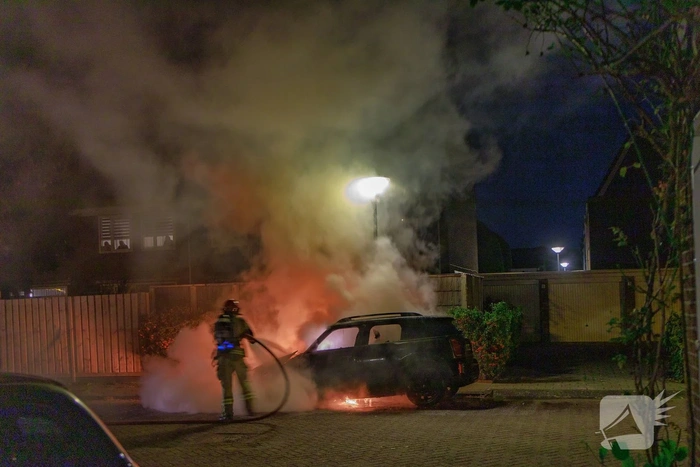 Felle autobrand in geparkeerde auto veroorzaakt schrik