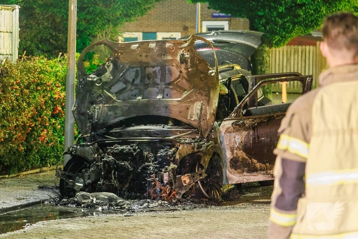 Felle autobrand in geparkeerde auto veroorzaakt schrik