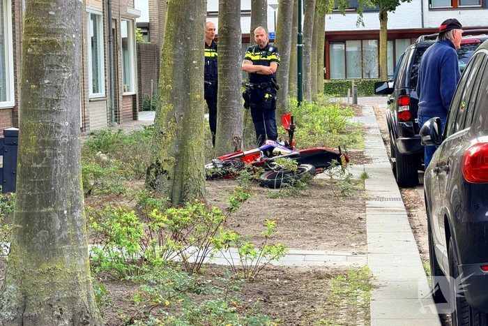 Crossmotor botst op auto tijdens ongeval