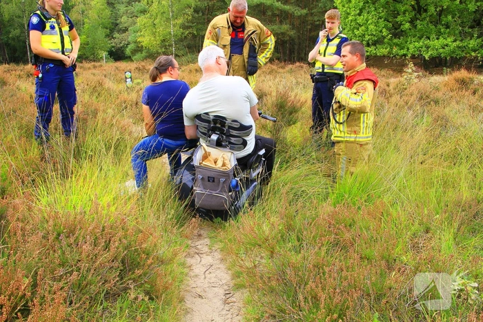 Rolstoelgebruiker vast in greppel tijdens wandeling