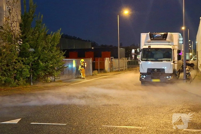 Gevaarlijke stof lekt en veroorzaakt witte dampwolk
