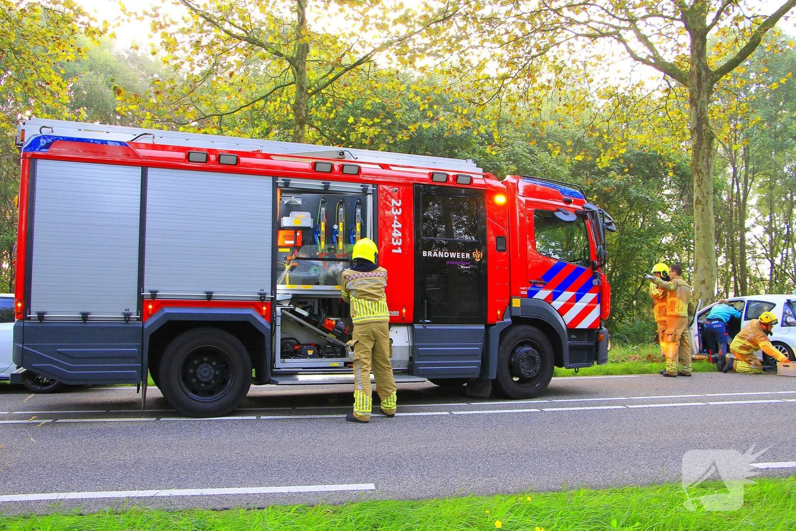 Auto botst tegen boom na slip