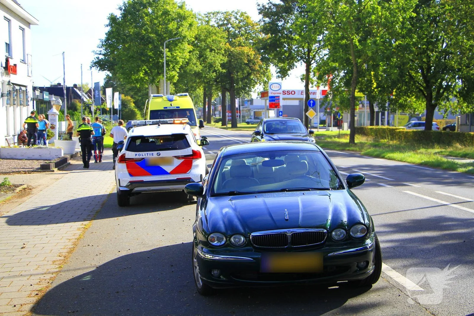Fietser gewond na aanrijding met Jaguar
