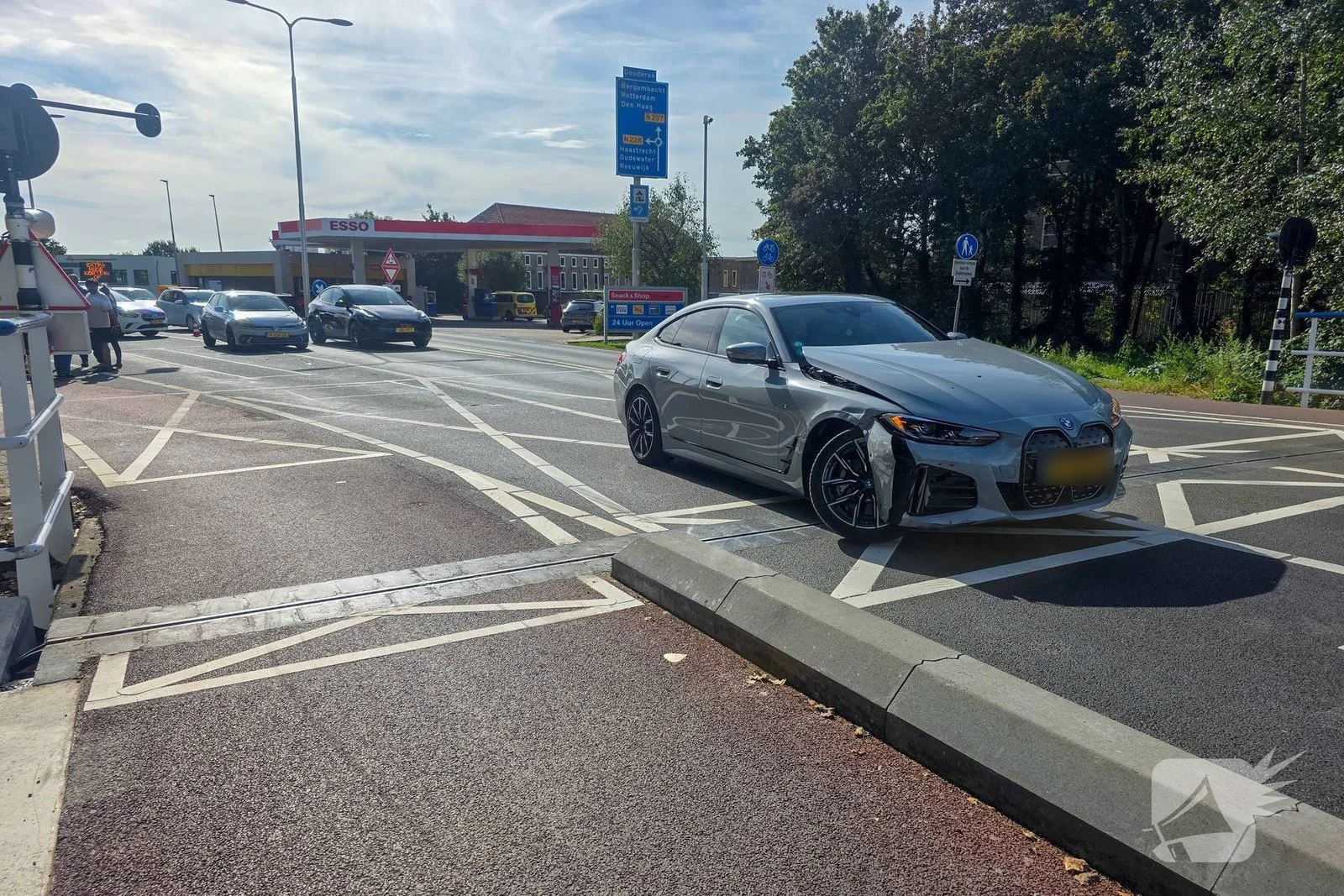 Auto's beschadigd na botsing op brug