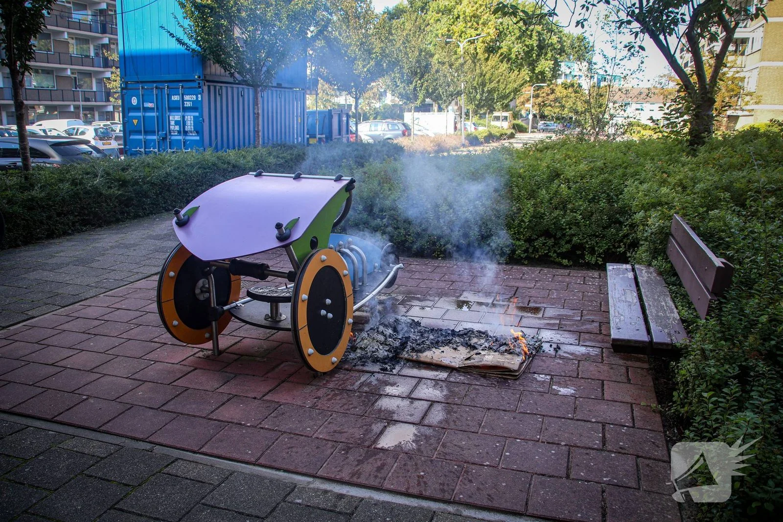 Karton in brand gezet naast speeltoestel