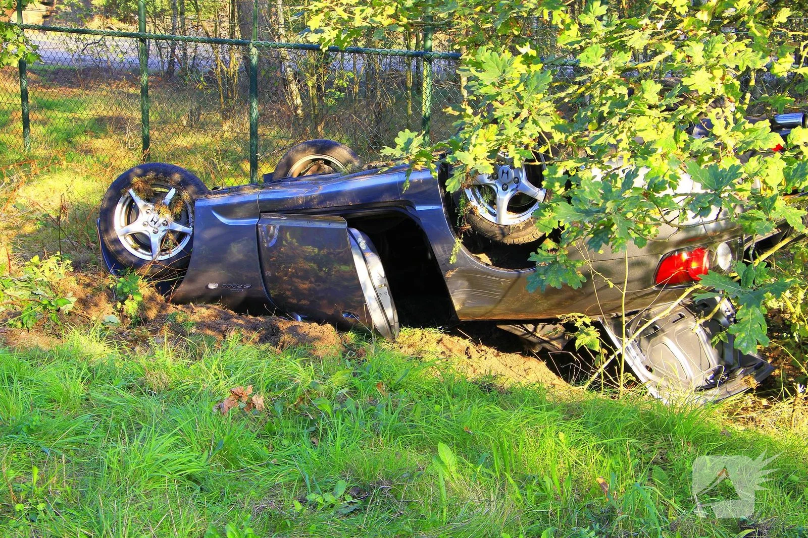 Auto belandt op dak na ongeval