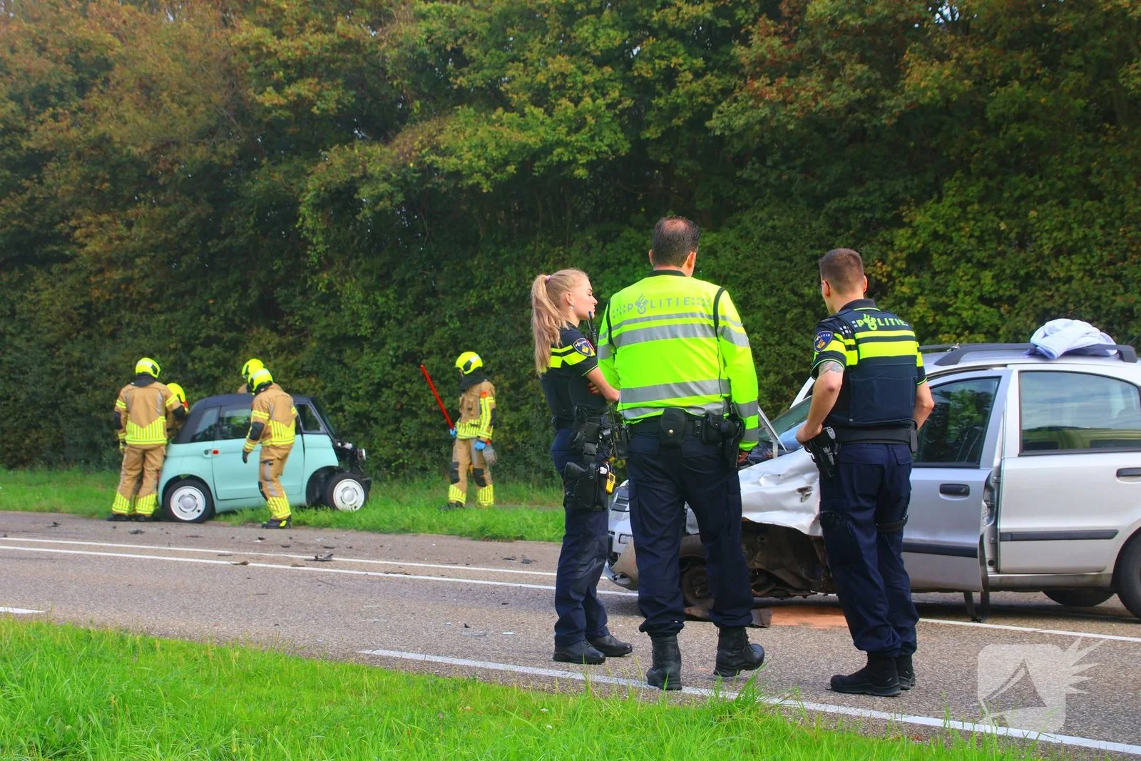 Meerdere gewonden bij frontale botsing; weg volledig afgesloten